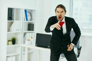 Geschäftsmann im das Büro mit Unterlagen Technologien foto