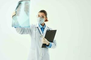 weiblich Arzt im medizinisch Maske Röntgen Krankenhaus Untersuchung foto