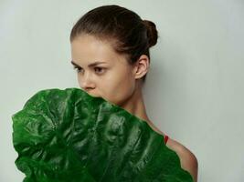 sauber Haut jung Frau Kosmetologie Grün Palme Blatt natürlich aussehen foto