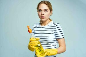 Frau gestreift T-Shirt Waschmittel Reinigung Hausarbeit Innere Licht Hintergrund foto
