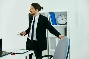 Geschäftsmann im das Büro mit Unterlagen Lebensstil foto