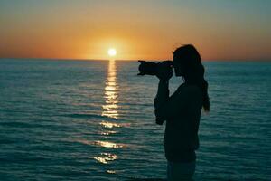 Frau Fotograf draußen Sonnenuntergang frisch Luft Landschaft foto