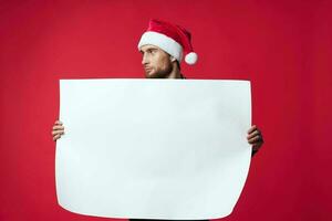 heiter Mann im ein Weihnachten Weiß Attrappe, Lehrmodell, Simulation Poster rot Hintergrund foto