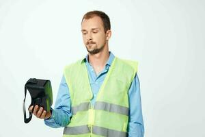 Mann im Konstruktion Uniform virtuell Wirklichkeit Brille Konstruktion foto