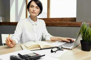Geschäftsfrau beim das Schreibtisch Sekretär Exekutive Licht Hintergrund foto