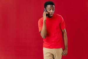 Mann von afrikanisch Aussehen reden auf das Telefon Technologie foto