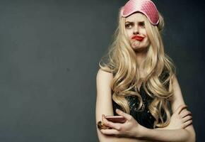 blond Frau mit Rosa Maske zum Schlaf Alkoholismus Gesundheit Probleme Modell- foto