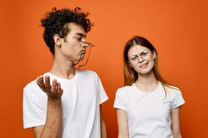 heiter jung Paar im Weiß T-Shirts tragen Brille Emotionen foto