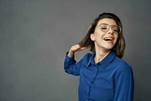 Frau im Blau Hemd tragen Brille elegant Stil isoliert Hintergrund foto