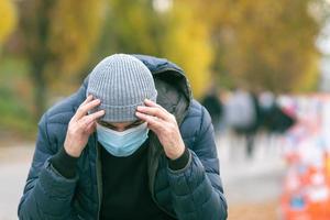 Einsamkeit im Park während der Covid-Pandemie foto