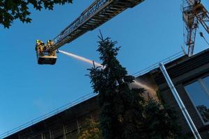 Feuerwehrleute löschen ein Feuer foto