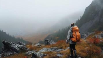 Frau mit Orange Rucksack Hikind im ein Berge. generiert ai. foto