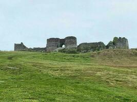 Beeston im das Vereinigtes Königreich im April 2023. ein Aussicht von Beeston Schloss und es ist Gründe foto