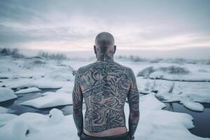 isländisch Mann mit seine zurück bedeckt im Tätowierungen draußen im gefroren Winter. ai generiert foto