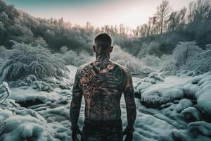 isländisch Mann mit seine zurück bedeckt im Tätowierungen draußen im gefroren Winter. ai generiert foto