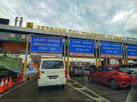 cikampek, Indonesien im November 2022. das Warteschlange von Autos Das werden eingeben das cikampek utama Maut Tor. foto