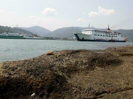 merak, Indonesien im April 2018. mehrere Schiffe wurden verankert auf das Stadtrand von das klein merak Insel. foto