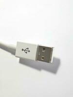 Weiß ein Foto von das USB Weiß Kabel.