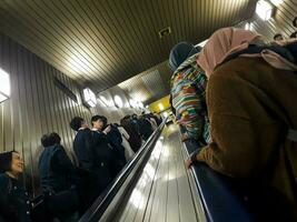 Osaka, Japan auf April 9, 2019. japanisch Bewohner im ein Rolltreppe beim ein Zug Bahnhof. foto