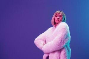 zuversichtlich ernst bezaubernd blond Frau im flauschige Pelz Mantel prickelnd Kleid Kreuz Hände posieren isoliert im Blau violett Rosa Farbe Licht Studio Hintergrund. Neon- Party Mode Konzept. Kopieren Raum Banner foto