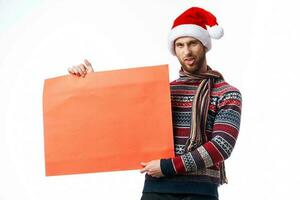 gut aussehend Mann rot Papier Plakatwand Werbung Weihnachten Kopierraum Studio foto