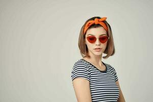 Frau mit Orange Stirnband tragen Sonnenbrille Mode modern Stil foto
