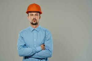 Mann im Orange Helm Blaupausen Baumeister Arbeiten Beruf foto