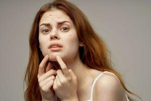 ziemlich Frau Gesichts- Haut Probleme Dermatologie isoliert Hintergrund foto
