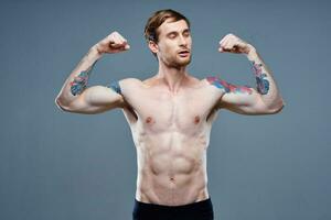 stark männlich Athlet mit gepumpt oben Arm Muskeln und tätowieren Bodybuilder Fitness foto