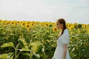 schön Süss Mädchen im ein Hut auf ein Feld von Sonnenblumen Landschaft foto