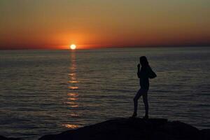 Frau Fotograf draußen Sonnenuntergang frisch Luft Landschaft foto