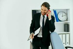 Mann im ein passen im das Büro mit Unterlagen Lebensstil foto