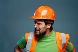 emotional Arbeiter Orange schwer Hut Konstruktion abgeschnitten Aussicht foto