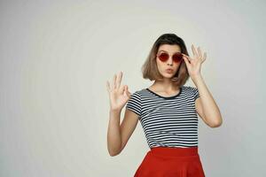 Frau tragen Sonnenbrille Mode posieren Sommer- foto