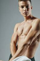 gut aussehend sportlich Mann mit muskulös Körper posieren abgeschnitten Aussicht foto