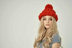 blond im ein gestreift T-Shirt rot Hut abgeschnitten Aussicht Glanz foto