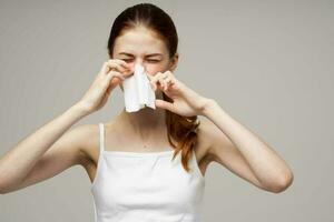 krank Frau Grippe Infektion Virus Gesundheit Probleme isoliert Hintergrund foto
