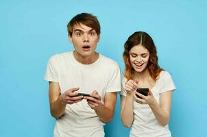 jung Paar mit Telefone im Hände Kommunikation Technologie erhöhen, ansteigen foto