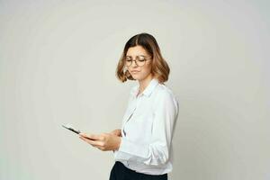 Frau im Weiß Hemd Unterlagen Arbeit Erfolg Studio foto