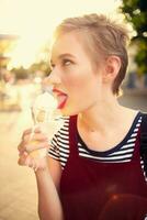 Frau mit kurz behaart Eis Sahne auf das Straße im Sommer- foto