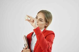 Geschäftsfrau rot Jacke virtuell Geld Wirtschaft Licht Hintergrund foto