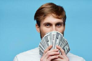Mann halten Bündel von Geld in der Nähe von Gesicht Reichtum Nahansicht Studio foto