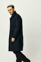 gut aussehend Mann im schwarz Mantel Herbst Stil Brille Mode Lebensstil foto