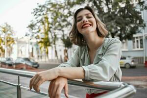 blond draußen posieren Straße Mode Sommer- foto