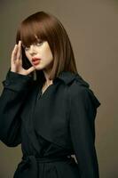isoliert Hintergrund attraktiv Modell- europäisch Aussehen schwarz Mantel foto