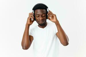 Mann tragen Kopfhörer Musik- Unterhaltung isoliert Hintergrund foto