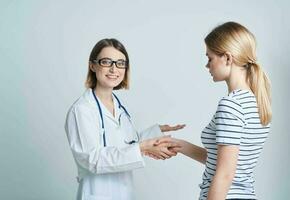 Frau erzählt das Arzt ihr Gesundheit Probleme auf ein Licht Hintergrund foto