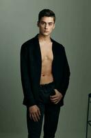 gut aussehend Mann schwarz Jacke nackt Torso Mode Lebensstil isoliert foto