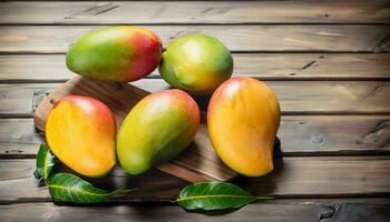 Mango Obst hängend auf ein Baum mit ein rustikal hölzern Tabelle foto