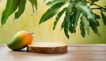 Mango Obst hängend auf ein Baum mit ein rustikal hölzern Tabelle foto